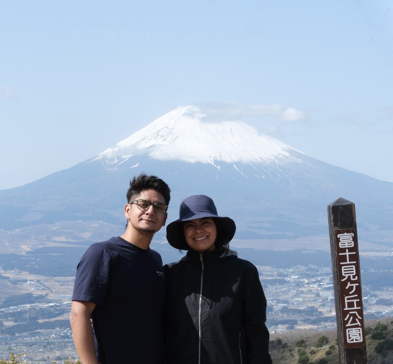 Guests with Mount Fuji on the Traverse Hakone Caldera tour
