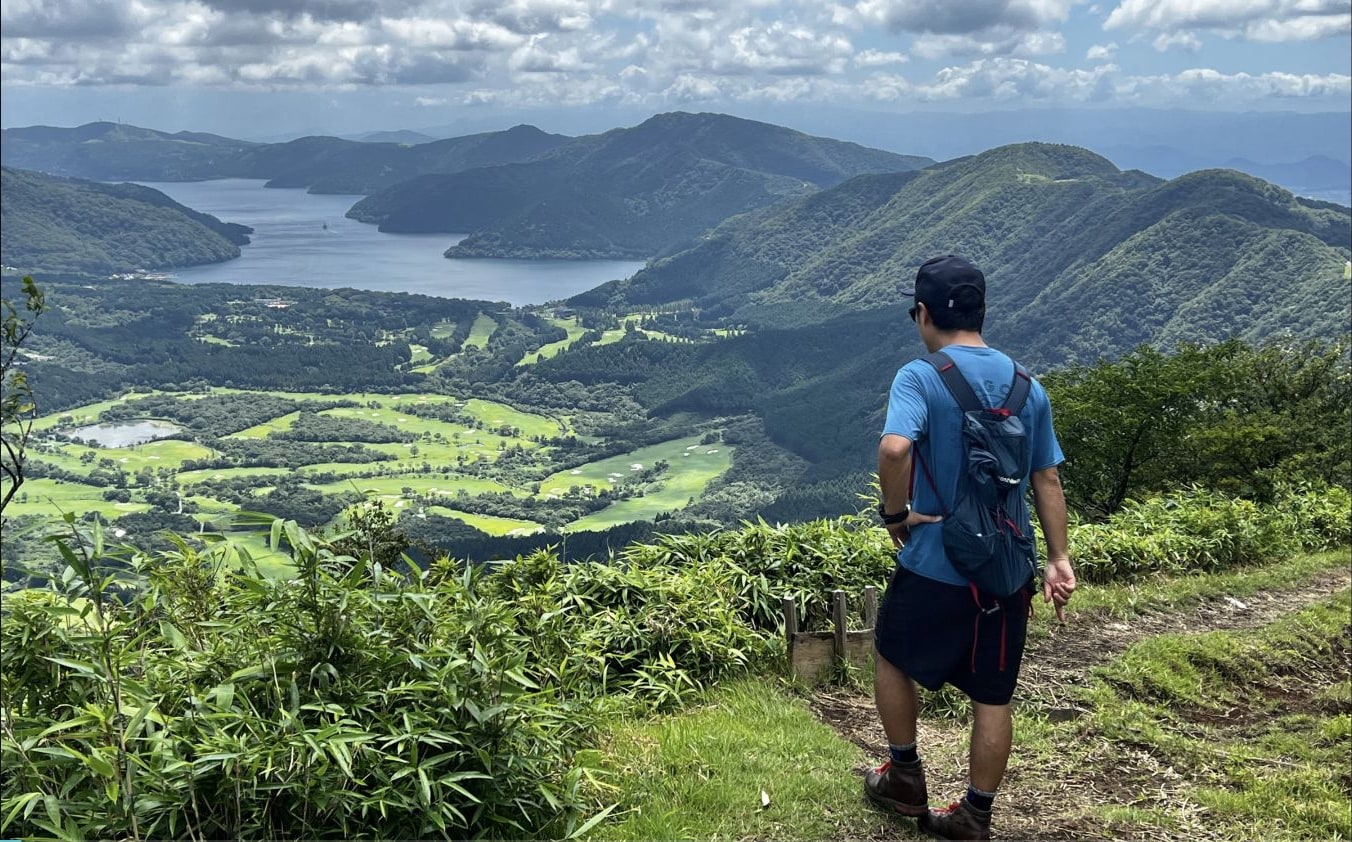 Guests with Mount Fuji on the Traverse Hakone Caldera tour